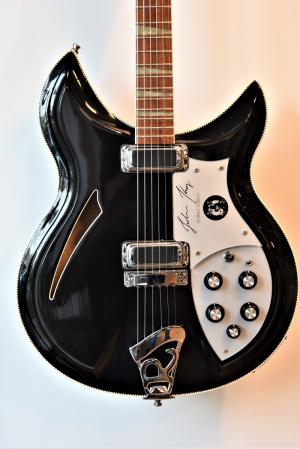 Rickenbacker - 381 JOHN KAY 1989 
