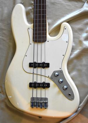 Fender - JAZZ BASS FRETLESS PARTCASTER BASS 
